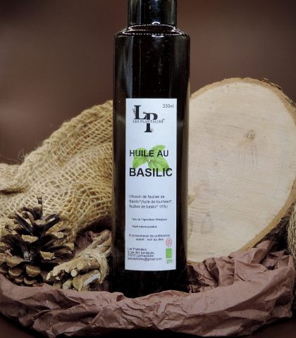 Huile au basilic en bouteille, huile aromatisée pour assaisonnement.